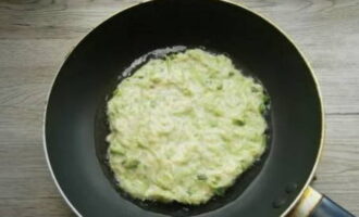 Încingeți o cantitate mică de ulei vegetal într-o tigaie, adăugați puțin aluat și aplatizați-l într-o clătită.