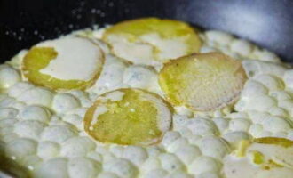 Bak de aardappelschijfjes in een aparte koekenpan goudbruin.