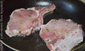 Stek det kryddade fläsket i vegetabilisk olja tills det är gyllenbrunt, cirka 30-40 sekunder.