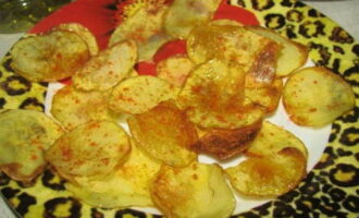 Ilagay ang baking sheet sa oven, na pinainit sa 180 degrees, sa loob ng 10-15 minuto. Ang mga chips ay naghurno nang napakabilis.
