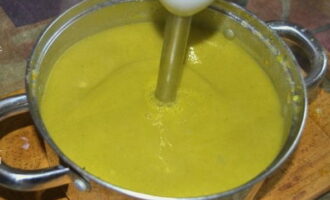 Ta kastrullen från värmen och puré soppan med en mixer.