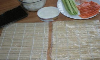 คลุมเสื่อสองผืนด้วยแผ่นฟิล์ม