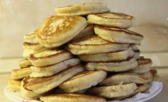 Transferiu les creps acabades a un plat.