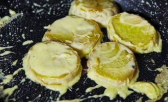 Nadat de aardappelen een gouden korst hebben gevormd, voeg je de resterende room, zout en gemalen zwarte peper toe.