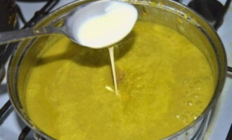 Återställ purésoppan till värmen, häll i grädden, tillsätt kryddor efter smak. Koka upp soppan och stäng av värmen.
