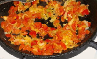 Voeg er ui aan toe, bak gedurende twee minuten. Voeg vervolgens de tomaten en paprika toe, meng en laat vijf minuten sudderen.