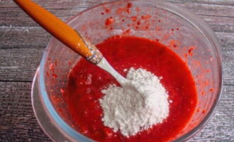 Se amestecă fructele de pădure împreună cu zahărul pudră cu un blender de imersie până la omogenizare completă. 