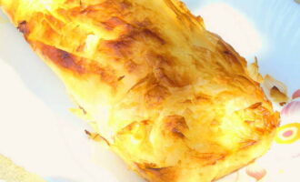 Gupitin ang natapos na pie sa mga bahagi at ihain. Bon appetit!