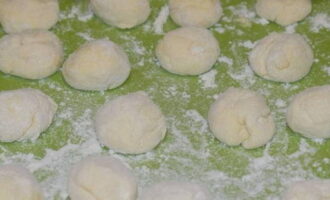 We vormen ballen van onze blanco's met onze handen.