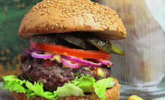 Cobriu l'hamburguesa amb l'altra meitat del pa i serviu immediatament.