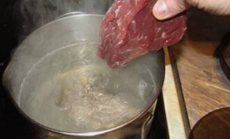 Hoe maak je een eenvoudige en smakelijke rundvleessalade? Het vlees wordt met koud water gegoten en gekookt tot het gaar is. Voeg tijdens het koken zout, peperkorrels en een laurierblad toe aan de bouillon. 