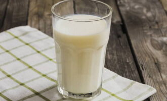 Com fer formatge cottage a casa? El kefir es posa al congelador, preferiblement durant un dia, i després es treu de la nevera. 