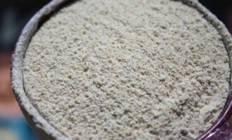 Gistvrij brood is heel gemakkelijk zelf te maken. Giet roggemeel in een geschikte container. Het wordt aanbevolen om grof malen te gebruiken - volkoren. Meng het product met zout, suiker en bakpoeder.