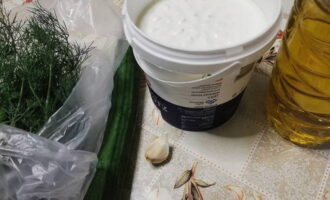 Sosul tzatziki clasic este foarte ușor de făcut. Să pregătim produsele necesare. Spalam verdeata si castravetele, curatam cateii de usturoi.