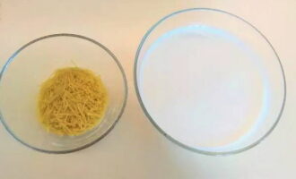 Hoe snel melksoep met noedels koken? Laten we de benodigde hoeveelheid hoofdingrediënten afmeten.