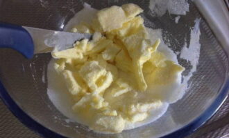 Cum să coaceți o plăcintă simplă și delicioasă cu pere în cuptor? Într-o farfurie adâncă, amestecați untul înmuiat și zahărul și măcinați până la omogenizare.