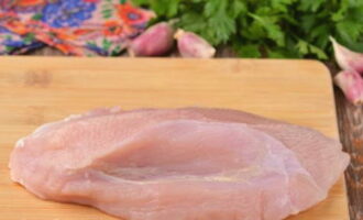 วิธีการปรุงไก่งวงสับฉ่ำและนุ่มในกระทะ? ล้างเนื้อให้สะอาดใต้น้ำไหลแล้วเช็ดให้แห้งด้วยกระดาษชำระ