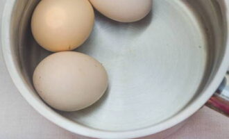Cum se prepară o salată regală cu creveți, calmar și caviar roșu? Se fierb ouăle tari, se răcesc, se curăță.