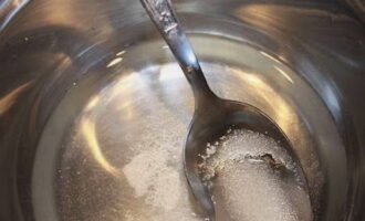 Bánh kếp chay rất dễ chế biến. Đổ nước đun sôi để nguội vào thùng thích hợp. Trộn đường và muối trong đó.