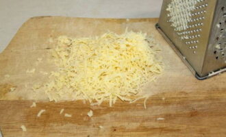 Hoe kook je Khachapuri snel en smakelijk in een koekenpan? Rasp de kaas (halfharde variant) fijn, rechtstreeks in een bord met een vlakke bodem. 
