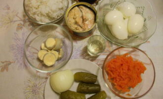Cum să prepari rapid și gustos o salată cu somon roz conservat? Clătiți orezul cu apă curentă de câteva ori și fierbeți până se înmoaie. Fierbeți ouăle și morcovii decojiți separat unul de celălalt. Scoatem coaja de ceapa.