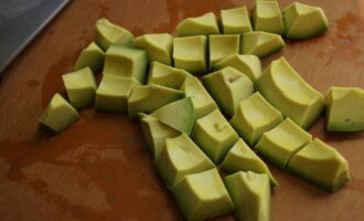 Bánh tart nhân bơ rất dễ làm. Rửa sạch quả bơ dưới vòi nước chảy, lau khô trên khăn giấy, sau đó cắt làm đôi, dùng dao bỏ hột, gọt vỏ và cắt thành từng miếng tùy ý. Điều quan trọng là phải chọn những quả có cùi sáng, không có đốm đen để phần nhân có màu sắc đẹp.