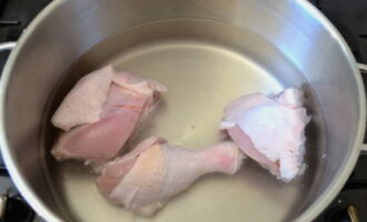 Hur lagar man enkel och god rissoppa? Skär kycklingen i flera stora bitar, skölj den sedan väl under rinnande vatten, överför den till en kastrull och fyll den med vatten. Vi lägger allt på elden, koka upp, tillsätt salt efter smak och koka i 30 minuter.