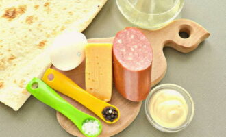 วิธีปรุงซอง Lavash ในกระทะที่มีไส้ต่างๆ มาเตรียมส่วนผสมที่จำเป็นตามรายการกัน