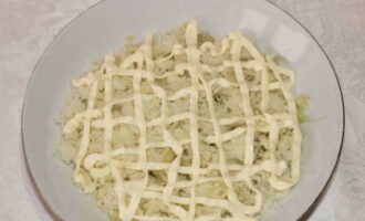 Paano maghanda ng isang klasikong bride salad na may pinausukang manok at tinunaw na keso? Pakuluan ang mga patatas, pagkatapos ay alisan ng balat, palamig at lagyan ng rehas.Ilagay ang mga gulay sa isang manipis na layer sa isang plato at ibuhos sa mayonesa.
