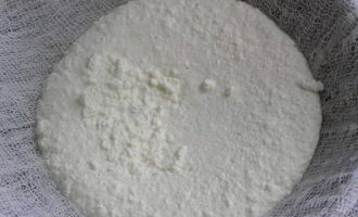Es col·loquen diverses capes de gasa en un sedàs, es distribueix el kefir a la part superior i es cobreix de nou amb més capes de gasa.