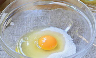 Cum să faci gogoși clasice cu brânză de vaci prăjite în ulei? Pentru a amesteca ingredientele avem nevoie de un bol sau o farfurie adâncă. Adăugați zahăr și sare la el. Bateți un ou. Bateți produsele cu o furculiță sau un tel până se formează o spumă ușoară.