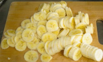 Curățați bananele și măcinați-le până la un piure.