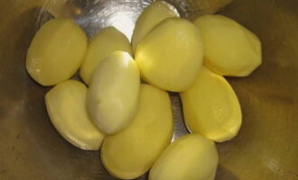 Com cuinar les patates d'acordió al forn? S'aconsella escollir patates de la mateixa forma i de la mateixa mida perquè s'enfornin uniformement i al mateix temps. Pelem els tubercles, els rentem bé i els assequem.