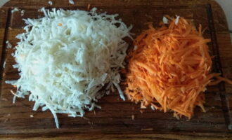Hoe maak je een eenvoudige en smakelijke zwarte radijssalade? Was eerst de wortels en de rammenas onder stromend water en snij vervolgens met een mes de bovenste laag van beide ingrediënten af. We wassen de geschilde groenten opnieuw (je kunt een spons gebruiken) en raspen ze op een rasp met grote gaten.
