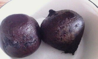Com fer una amanida de remolatxa bullida Et lleparàs els dits? Bullir dues remolatxes de mida mitjana fins que estiguin completament cuites. Després, deixeu refredar el producte i retireu-ne la pell amb cura.