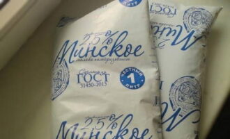 Hogyan készítsünk túrót tejből otthon? Vegyünk két liter tejet ízlés szerint. Bármilyen márkájú és zsírtartalmú terméket vehetsz.