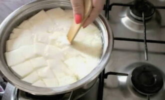 Passat el temps especificat, el formatge cremós gruixut i suau romandrà al tamís, el contingut de greix del qual, quan es fa amb un 2,5% de kefir, serà del 9,5% per 100 g. producte. 