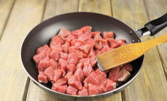 Klassieke goulash is heel eenvoudig te bereiden. We wassen het rundvlees onder water, snijden het in kleine stukjes en bakken het in plantaardige olie.