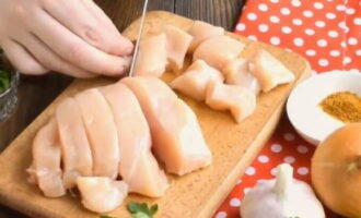 Gulash de pui cu sos într-o tigaie este foarte ușor de preparat. Să pregătim carnea. Curățăm fileul de peliculele albe și incluziunile de grăsime, clătim sub jet de apă, uscăm cu prosoape de hârtie și tăiem bucăți mici.