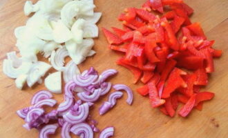 วิธีทำสลัดกับไก่และถั่ว? ตัดสีแดงและหัวหอมออกเป็นครึ่งวงบาง ๆ เอาเมล็ดและก้านออกจากพริกหยวกแล้วหั่นเป็นเส้น วิธีทำสลัดกับไก่และถั่ว? ตัดสีแดงและหัวหอมออกเป็นครึ่งวงบาง ๆ เอาเมล็ดและก้านออกจากพริกหยวกแล้วหั่นเป็นเส้น