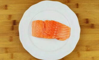 Com cuinar deliciosament el peix al forn? Esbandiu el filet de salmó sota aigua corrent i assequeu-lo amb tovalloles de paper, traieu els ossos i traieu la pell.