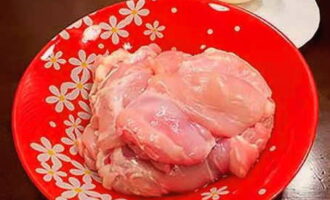 Hoe kip met aardappelen koken in een slowcooker? Spoel de kip grondig af onder stromend water, scheid het vlees van de botten en droog af met keukenpapier.