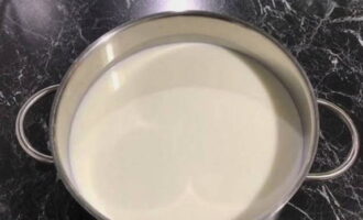 Rất dễ dàng để chuẩn bị phô mai tươi tại nhà. Đổ sữa bò tươi, lý tưởng nhất là sữa đồng quê, vào một cái chảo có kích thước phù hợp và để trên bàn ở nhiệt độ phòng trong khoảng một ngày.