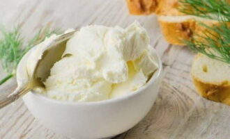 El formatge crema s'aroma afegint-hi diversos ingredients: picant, salat o dolç, i el sèrum de llet es pot utilitzar per fer creps. 