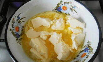 Cum să coaceți chifle cu semințe de mac în cuptor? Împărțiți margarina în mai multe părți și topiți-o.
