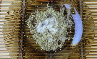 Hoe vis heerlijk in folie in de oven bakken? Doe zout, gemalen zwarte peper, kruiden, viskruiden in een aparte container en meng alles. Je kunt naar eigen smaak ook andere smaakmakers toevoegen.