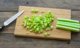 Hoe maak je een heerlijke selderijsalade? Was de stengels bleekselderij goed onder stromend water, droog ze op keukenpapier en snijd ze in kleine blokjes.