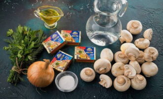 Hoe kaassoep met champignons koken? Laten we de benodigde producten bereiden. Was de champignons grondig onder water.