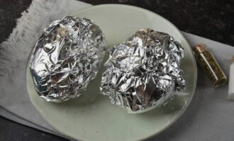 Hoe aardappelkruimels thuis met vulling bereiden? Selecteer twee aardappelen en was ze met stromend water. Veeg af met papieren handdoeken. Verwarm de oven voor op 180 graden. Snij een paar kleine stukjes van een rol folie waarin je de aardappelen wikkelt. Leg het op een bakplaat en zet het 45 minuten in de oven.