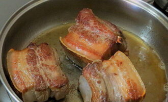 Com cuinar patates guisades amb costelles? Aboqueu oli vegetal a la paella. Ho escalfem al fogó. Separeu les costelles de porc unes de les altres amb un ganivet.Poseu-los en una paella amb oli vegetal i fregiu-los fins que estiguin daurats.